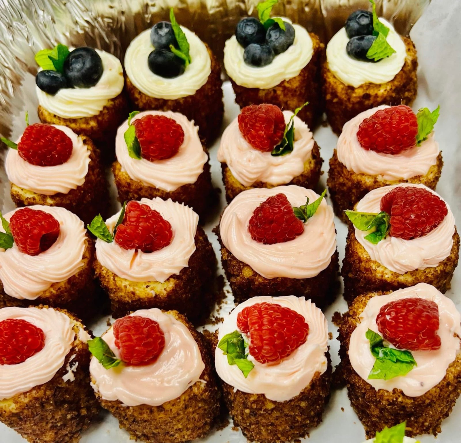 Mini cakes with raspberries and blueberries